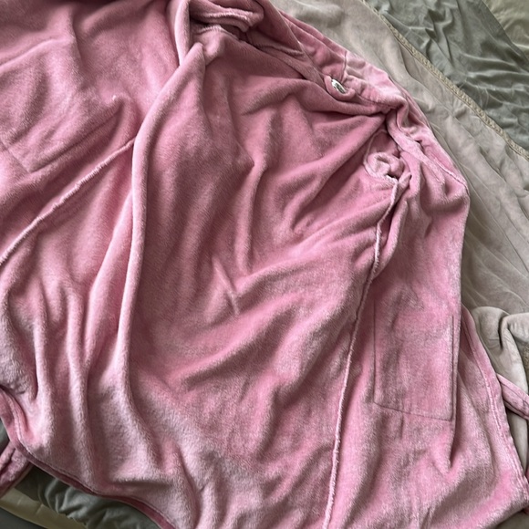 Pink fuzzy robe size medium - Picture 7 of 7